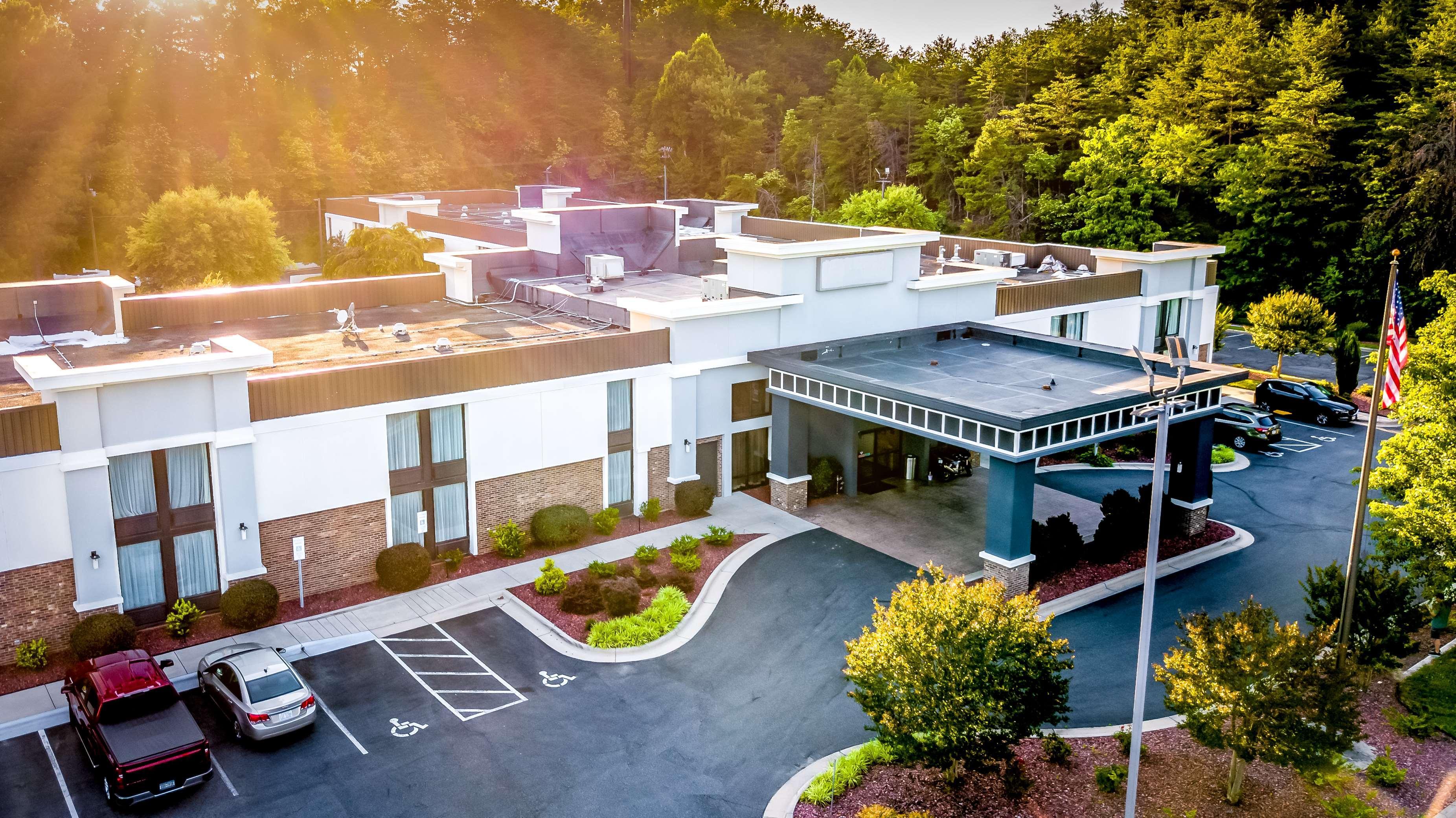 Best Western Plus Yadkin Valley Inn & Suites Jonesville Zewnętrze zdjęcie