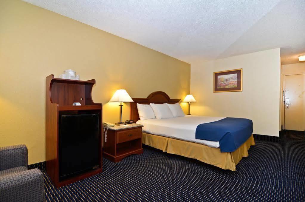 Best Western Plus Yadkin Valley Inn & Suites Jonesville Zewnętrze zdjęcie